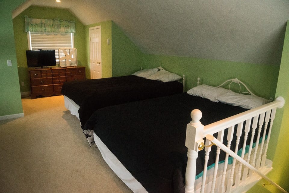 LOFT BEDROOM - 2 QUEEN BEDS & BUNKBED