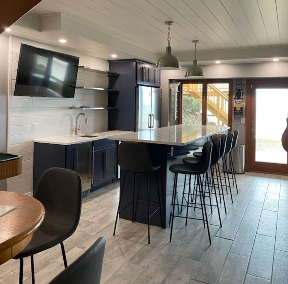 GAMES ROOM BAR with ICE MAKER, DISHWASHER, FRIDGE & FREEZER, MINI FRIDGES