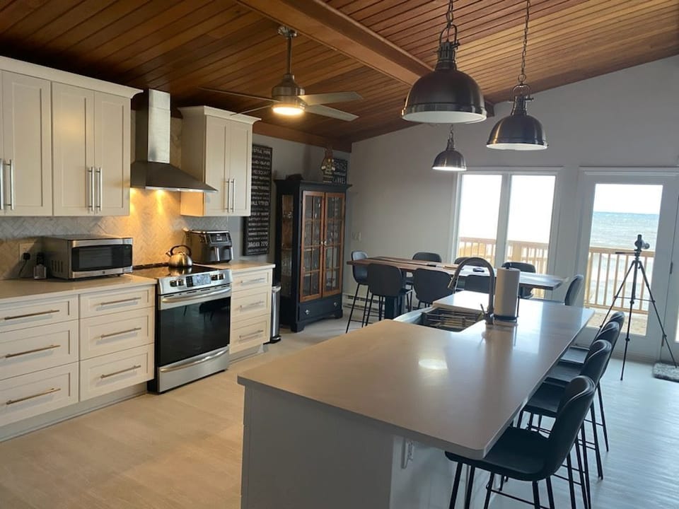 KITCHEN AND ISLAND IN GREATROOM