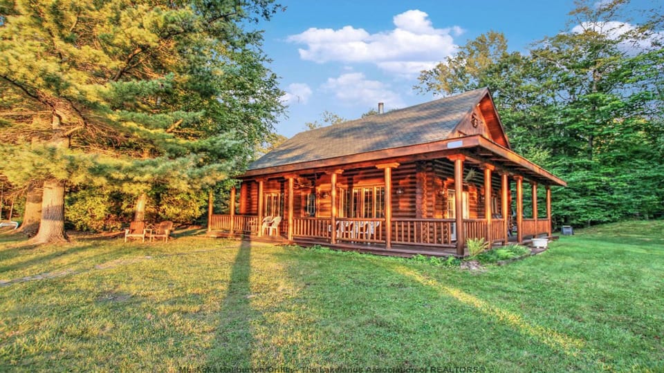 Front of view of log cottage
