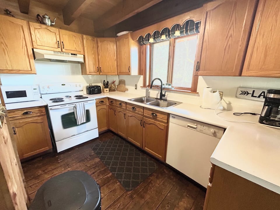 Full Kitchen with Dishwasher
