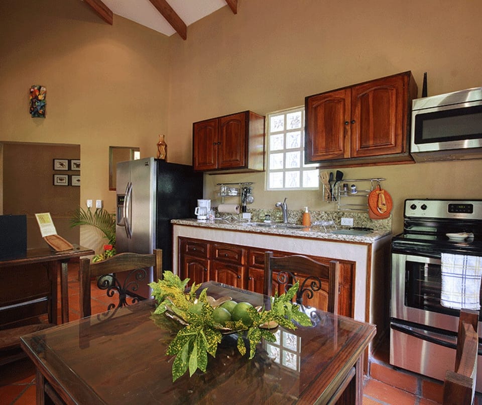 Homes kitchen, Frigidaire appliances 