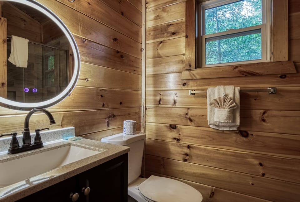 Pigeon Forge Family Friendly Cabin "Whispering Winds" - Upper level bathroom