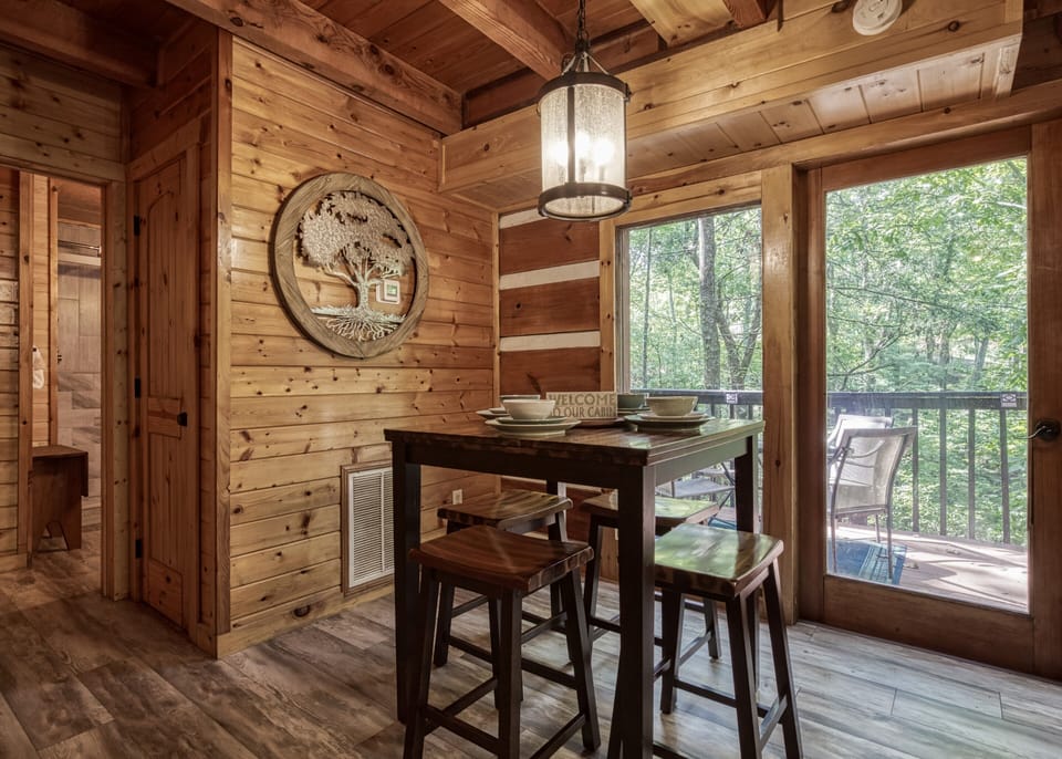 Cabin in Pigeon Forge "Whispering Winds" - Dining area