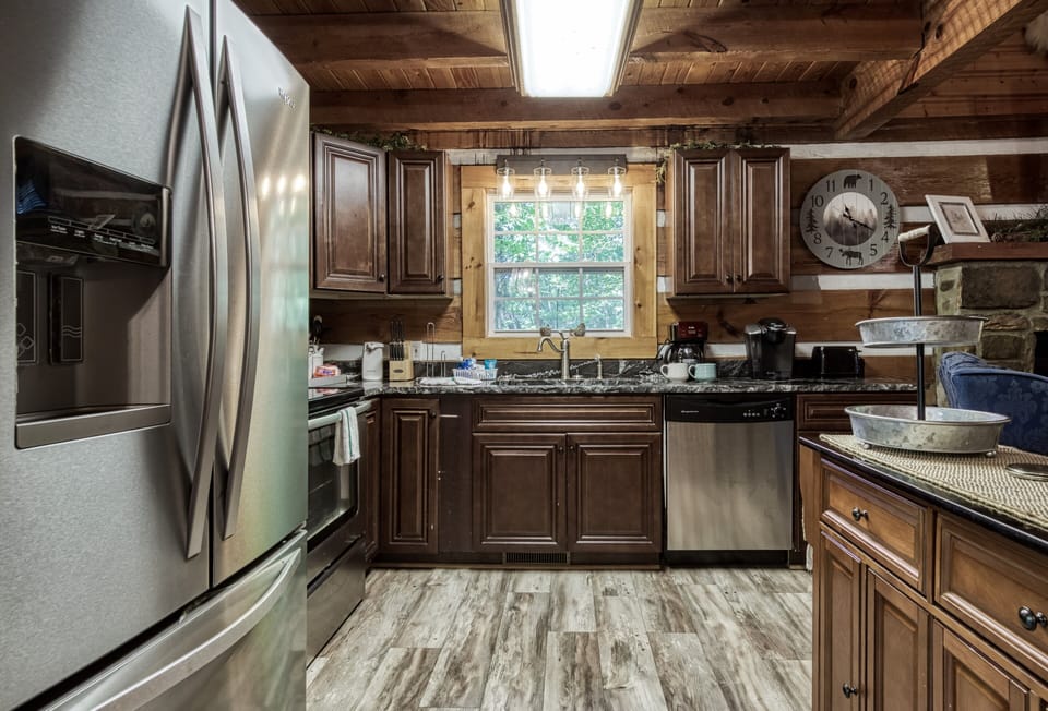 Cabin in the Smokies "Whispering Winds" - Fully furnished kitchen with granite countertops