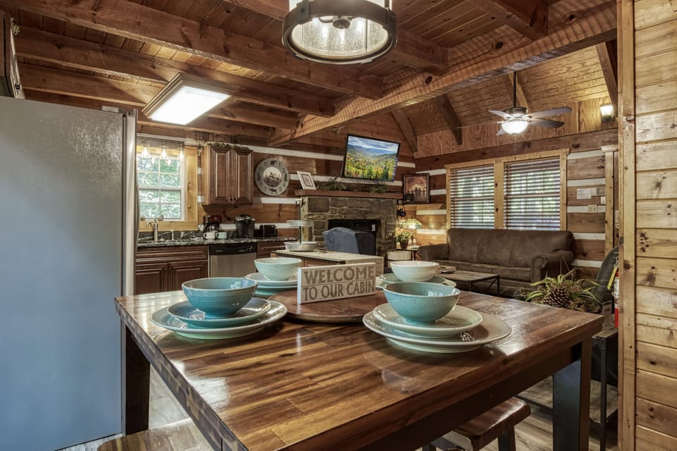 Cabin in Pigeon Forge "Whispering Winds" - Dining table