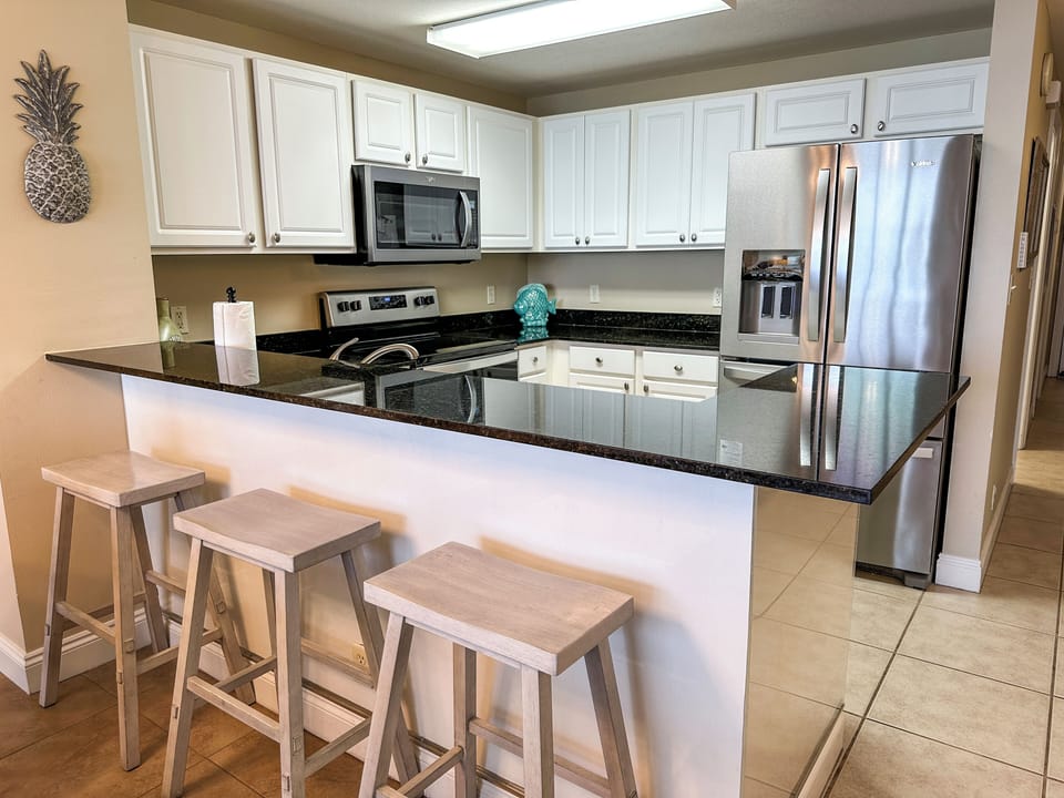 Fully equipped kitchen with new stainless appliances & all kitchen essentials