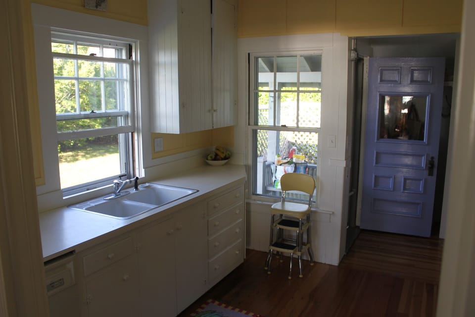 Fully-equipped cottage kitchen.