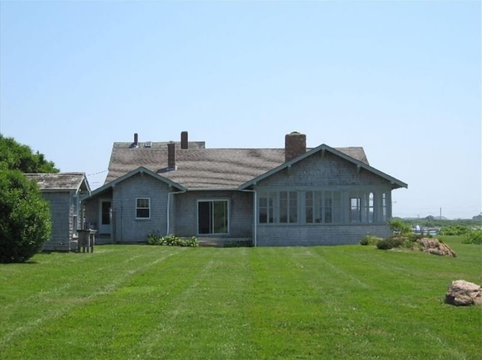 Side view of the house.