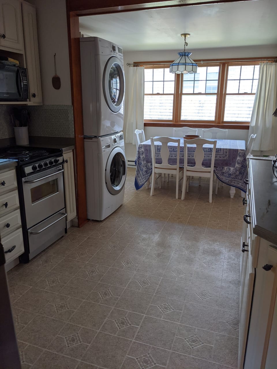 Well equipped kitchen with dining area