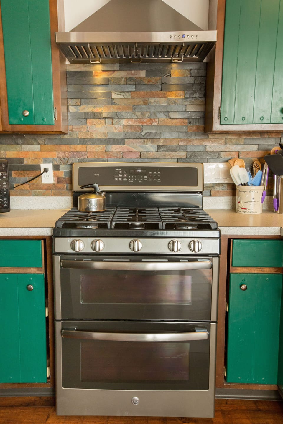 Dual ovens and 5-burner gas range
