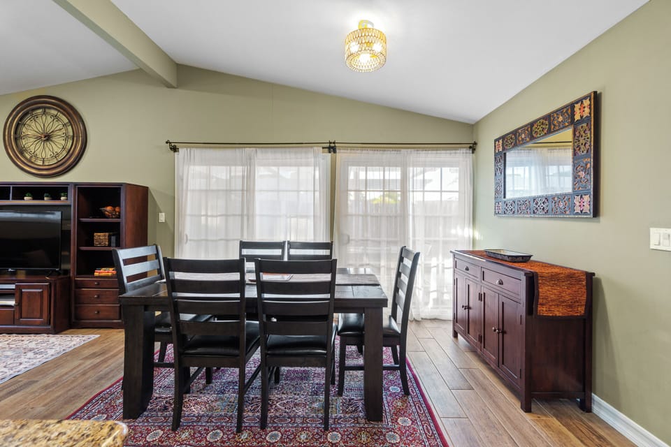Dining table seats 8 when extended