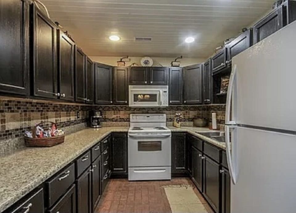 Kitchen with all the dishes you will need.