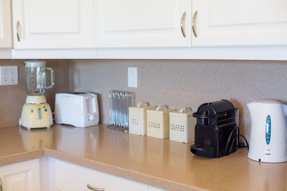 Blender, coffee filter machine and Nespresso machine plus a kettle