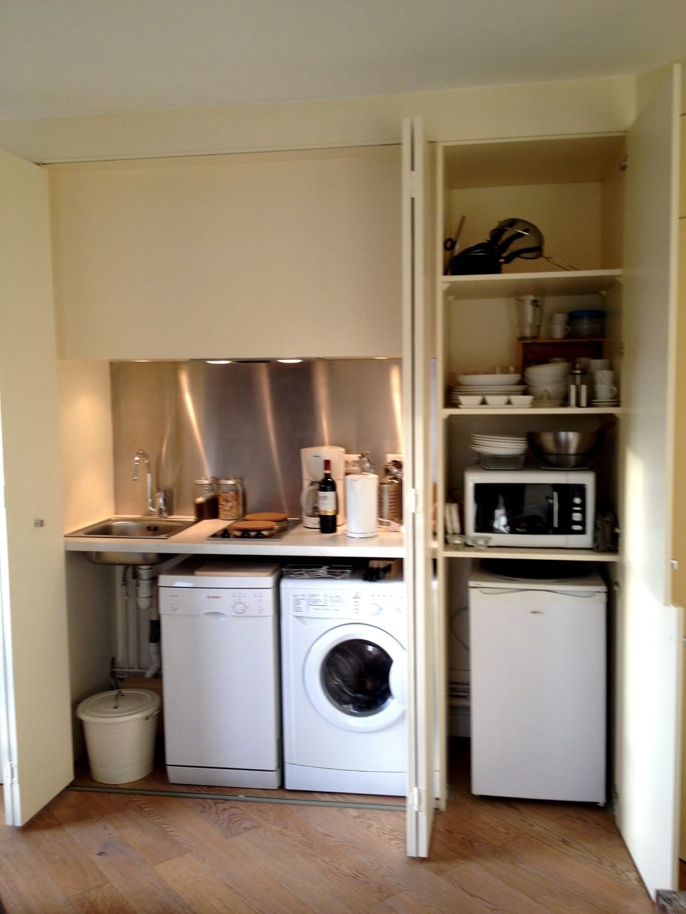 One click : the kitchen appears.