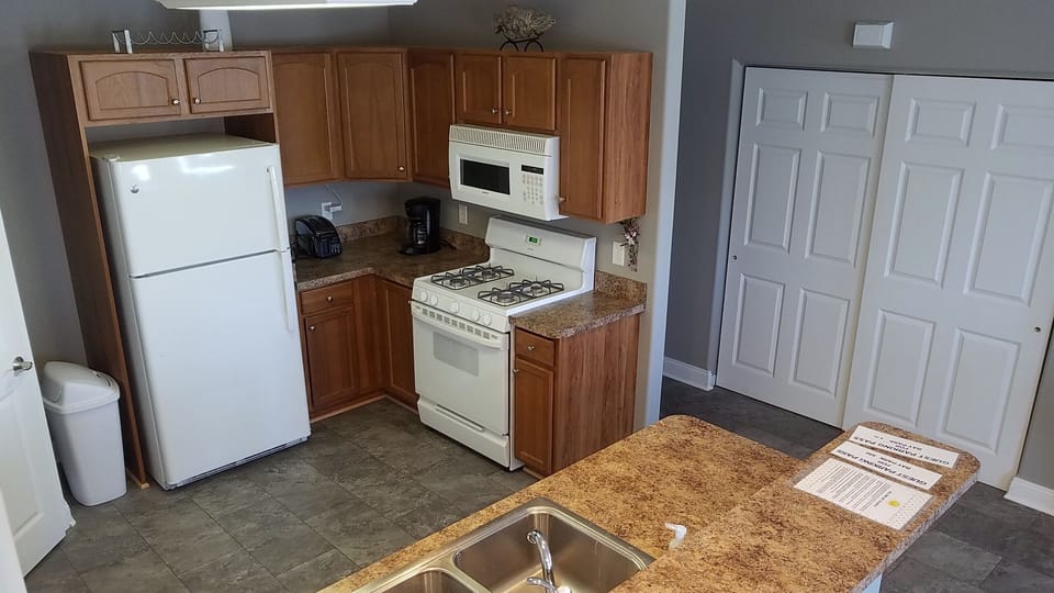 Full kitchen.