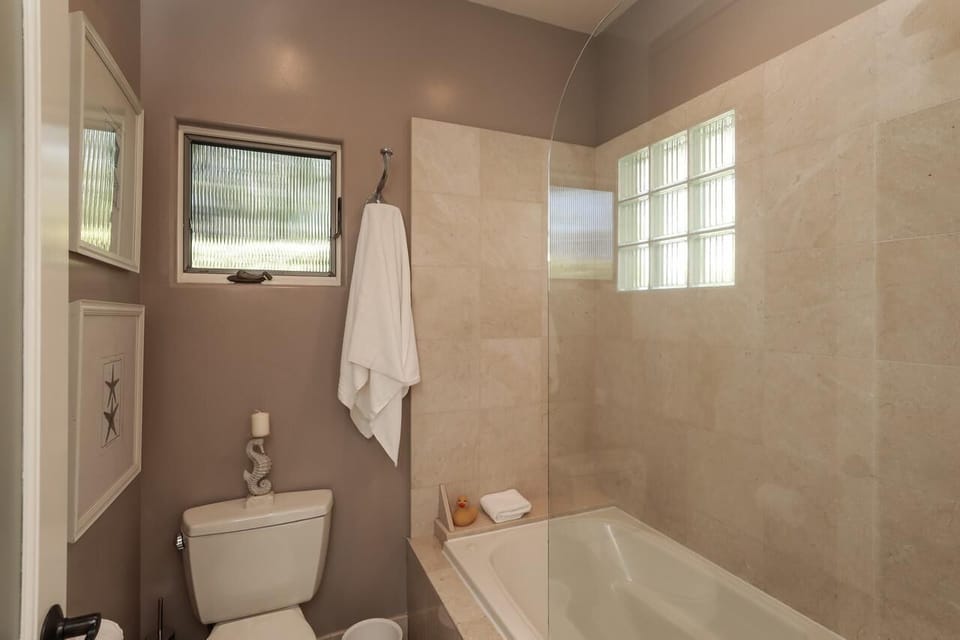 primary bedroom bathroom
