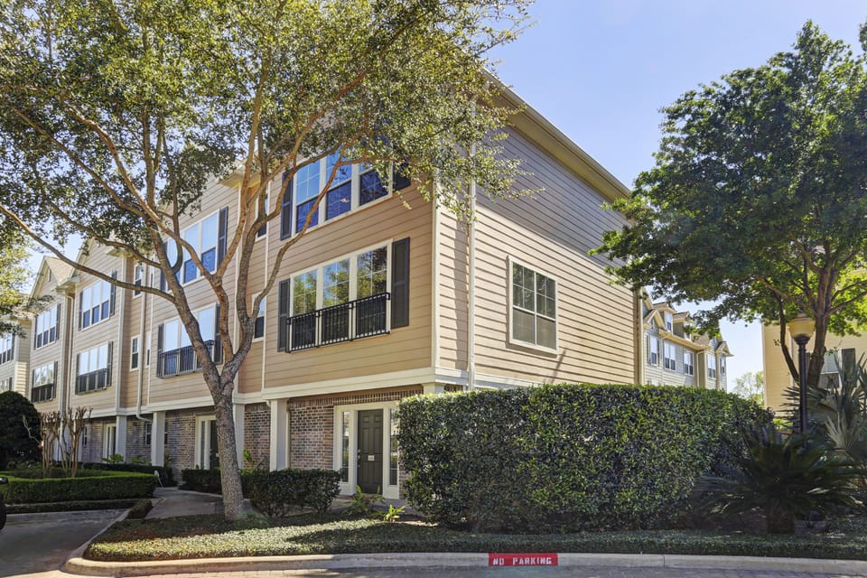 Corner Unit (largest one in complex)