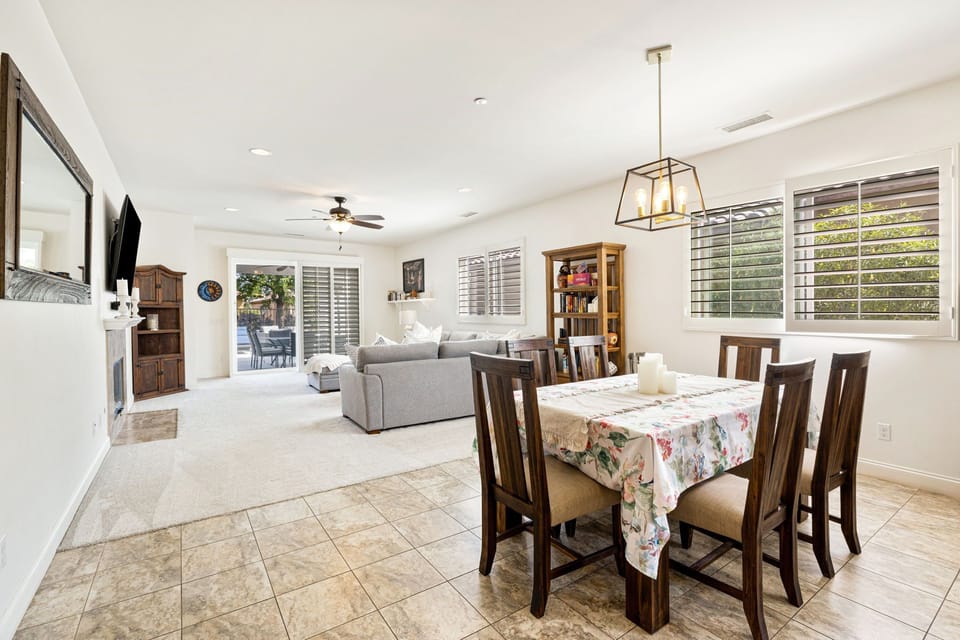 Kitchen table can extend to seat 8-10