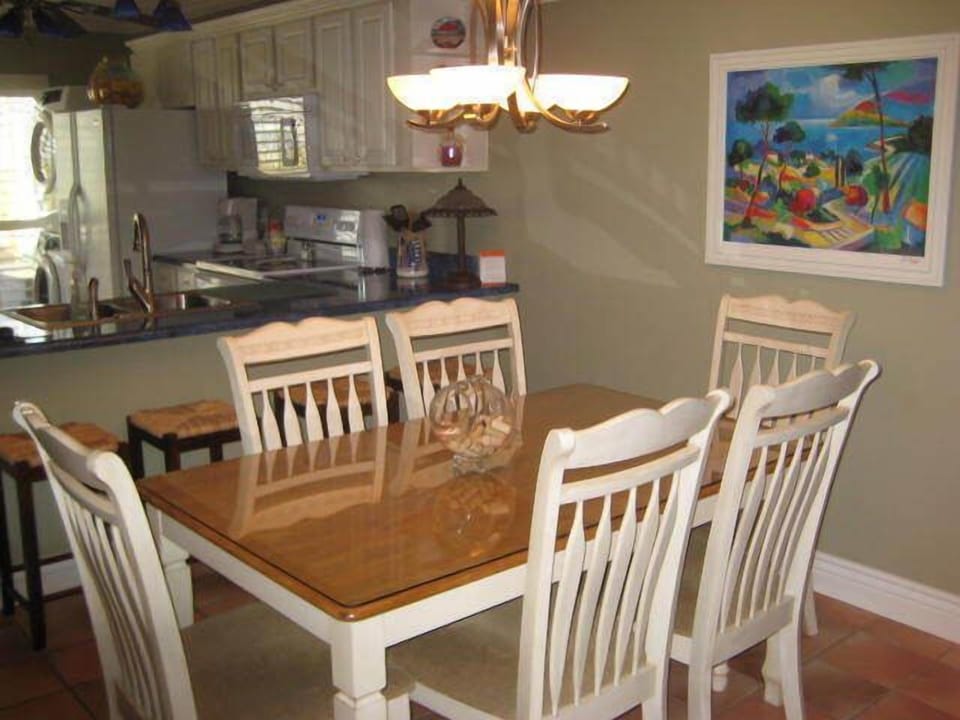 Dining area seats 6