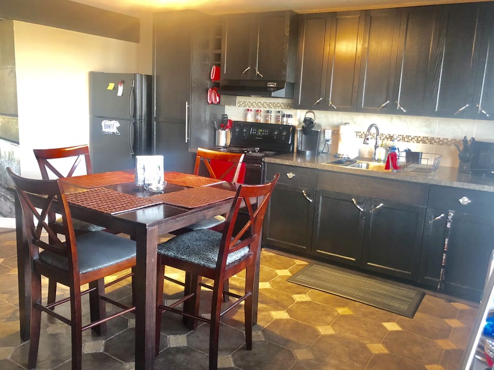 Well appointed full kitchen. Oven/stove , microwave,blender, toaster, spices