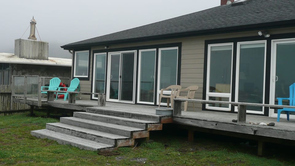 Common deck. SurfSounds suite (left) and Dory Cove (right). Hot tub is to right.