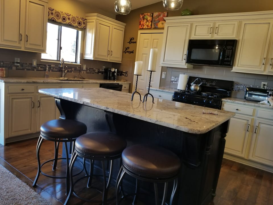 New kitchen w/ granite counters and hardwood floor