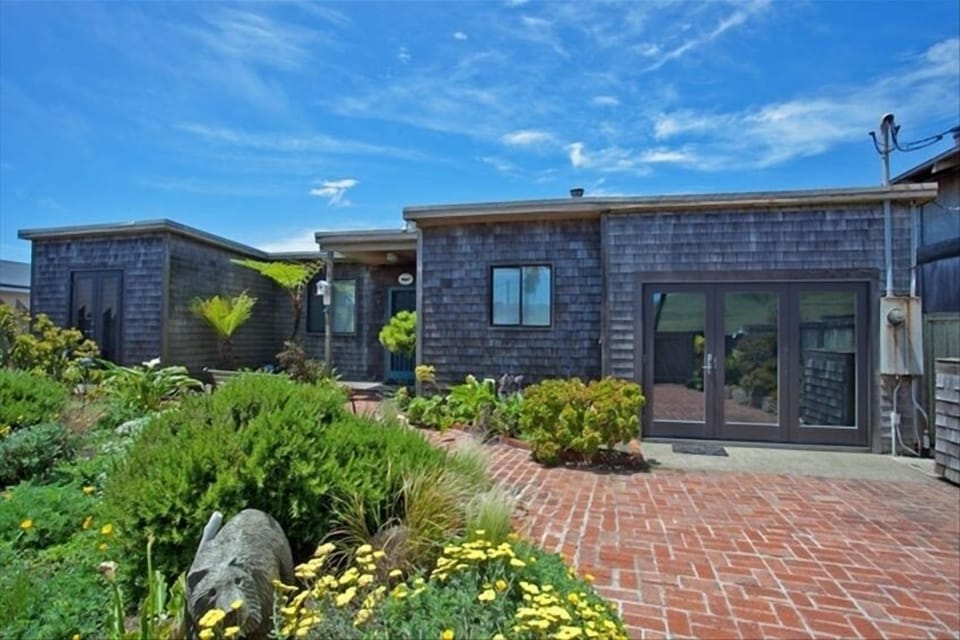 Fully fenced front garden courtyard