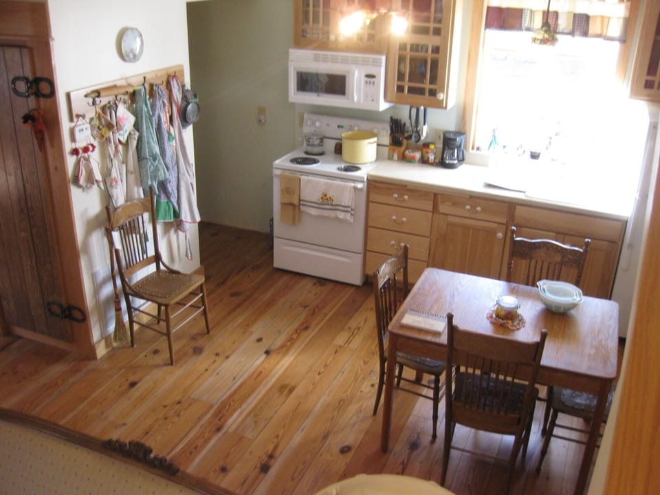 The fully equipped cozy kitchen.