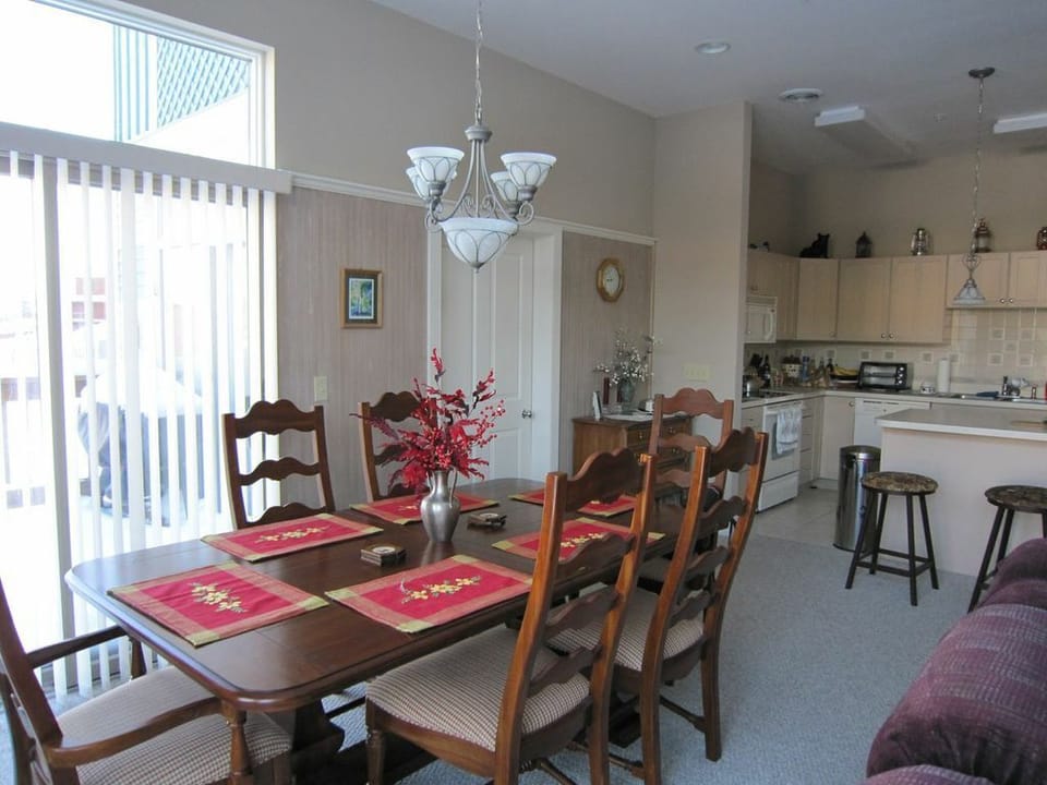 Dining area - Table expands to seat 10