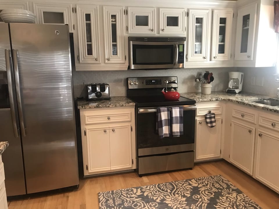 Fully stocked kitchen - all you will need and more !
