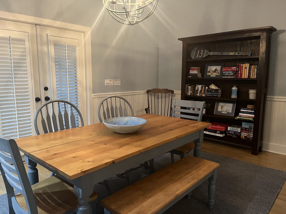 DR, doors to back porch for cross breeze 
Seating for 7
3 seats at Breakfast Bar