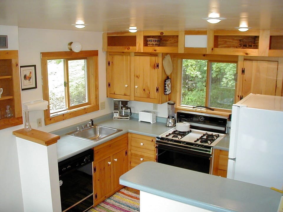 Fully equipped, modern kitchen w/ dishwasher, microwave, coffee maker, toaster
