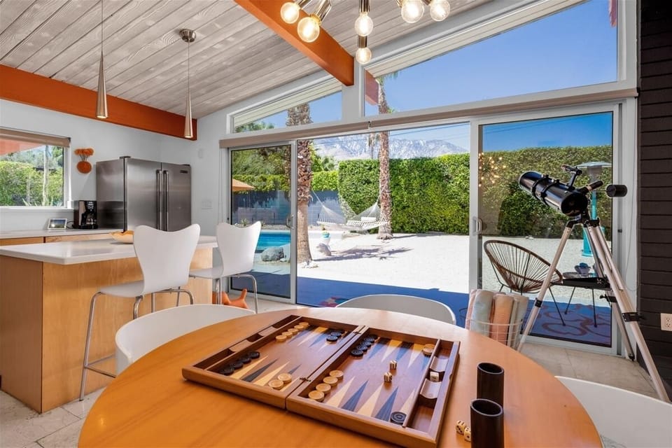 Dining table for 4 with 2 additional spaces at the breakfast bar