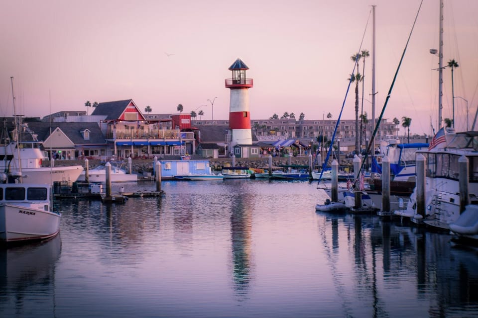 Short walk to the harbor boating & restuarants!