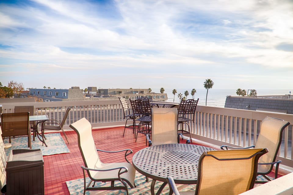 HUGE Ocean-VIEW ROOF TOP BALCONY!!! Plenty of room for the whole family to enjoy