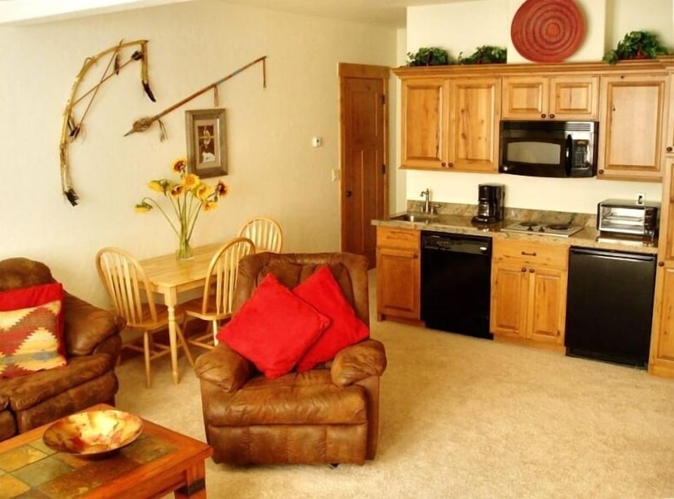 Kitchen with Cooktop, Microwave, Refrigerator, Toaster Oven, Diposal, Granite