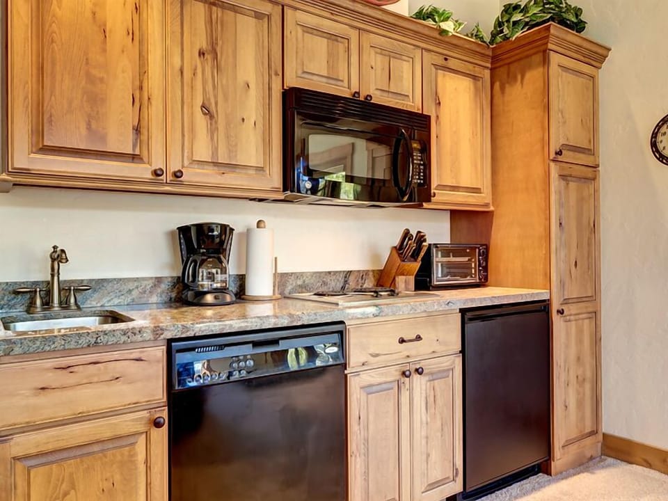 Fully Equipped Kitchenette w/ granite countertop and full size dishwasher.