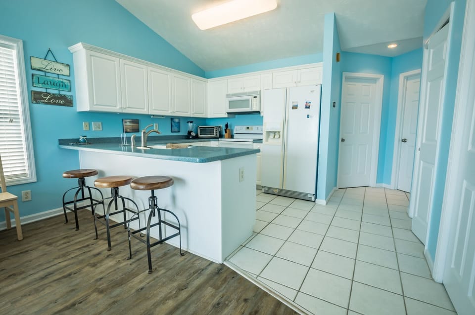 Large stocked kitchen with bar area