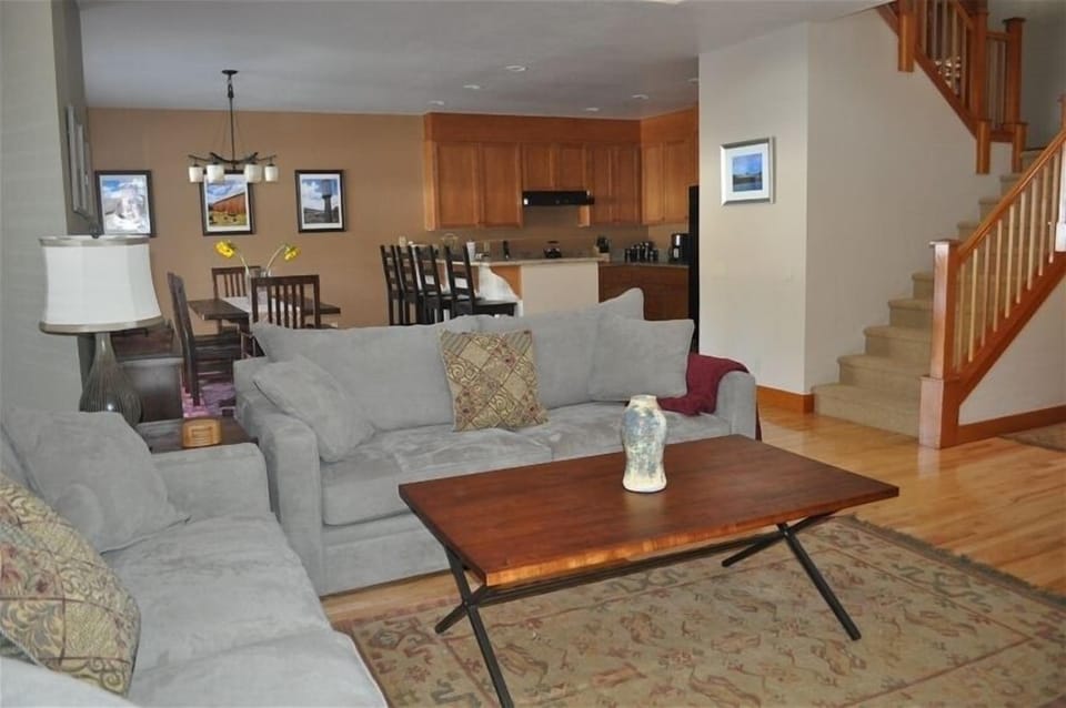 Bright and Open Floor Plan with Fully Equipped Kitchen