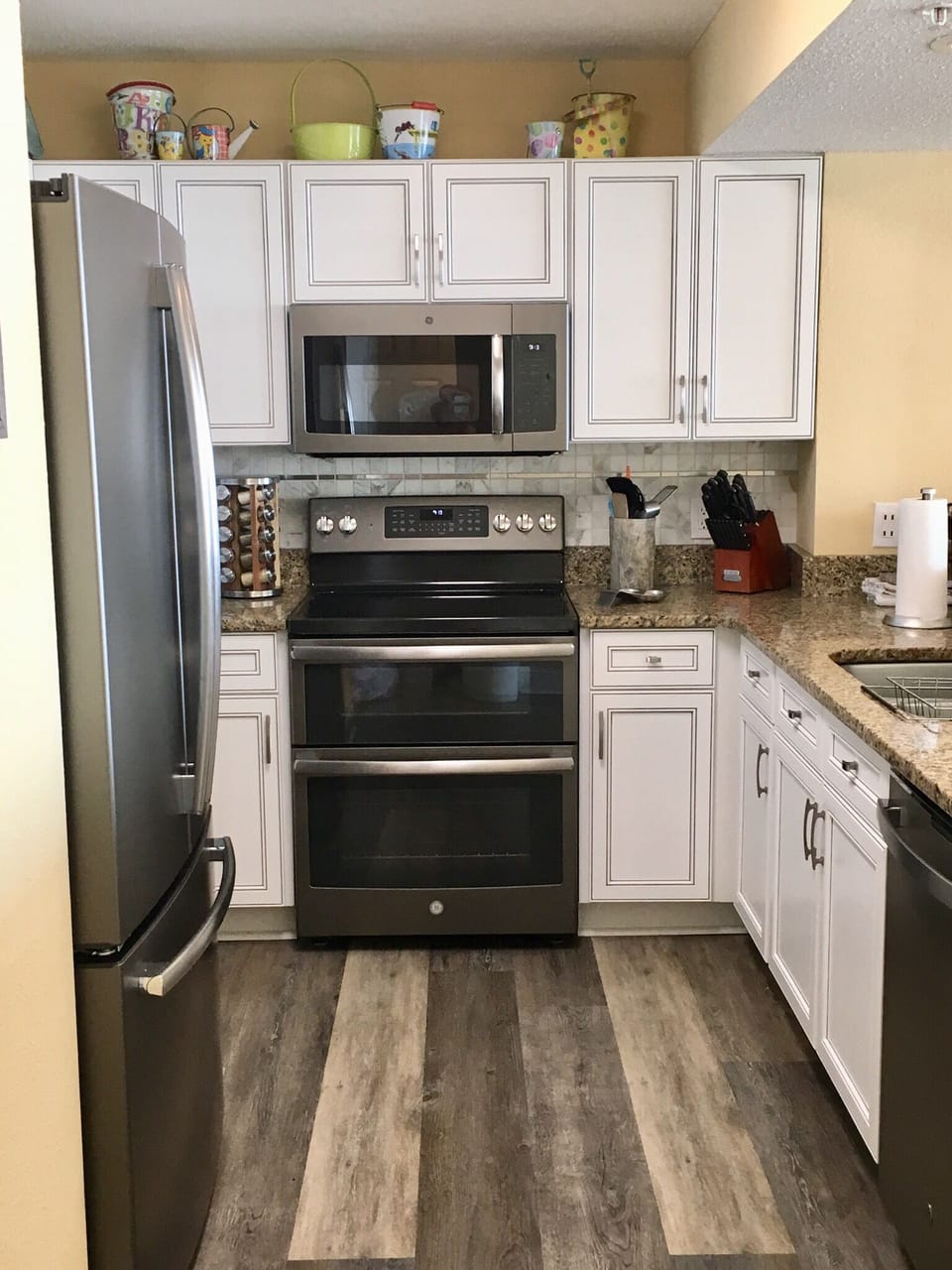 New appliances. A double oven for guests' convenience.