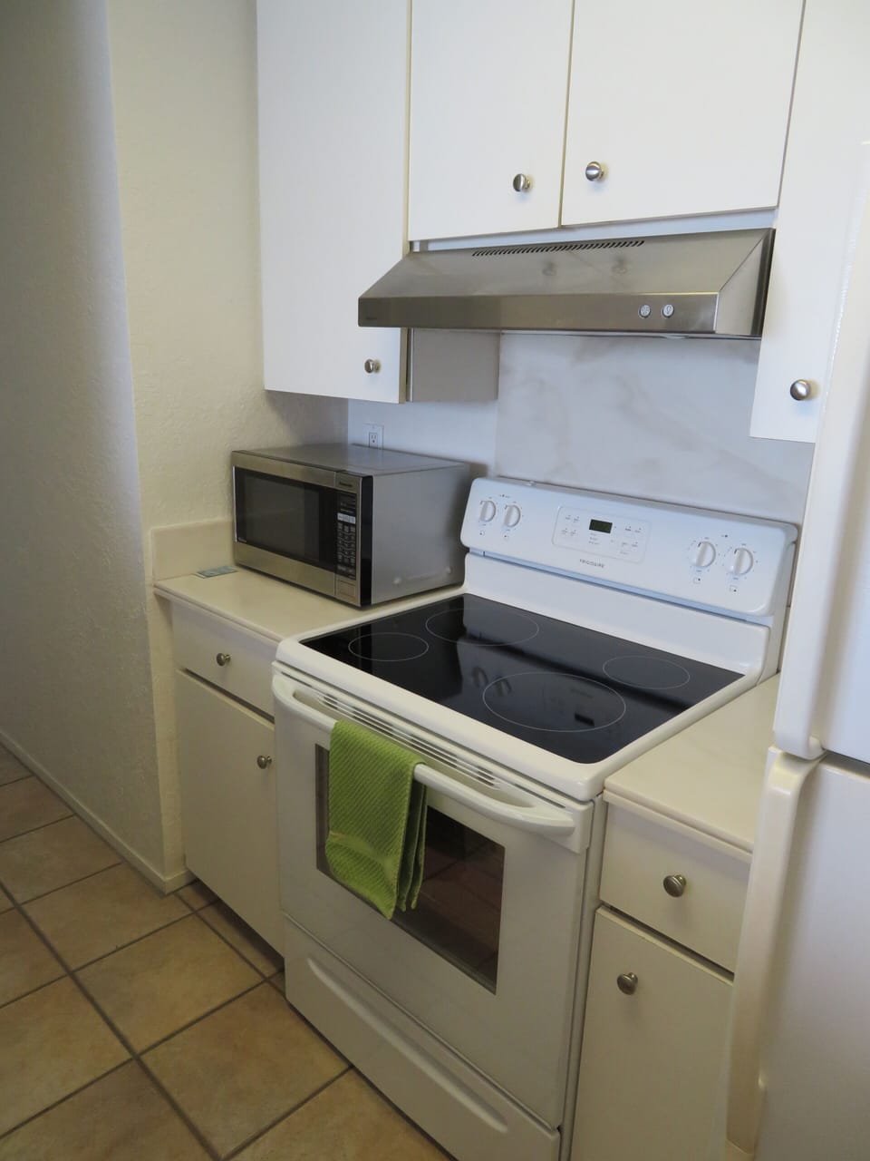 Recently Updated microwave, Hood, range, & oven.