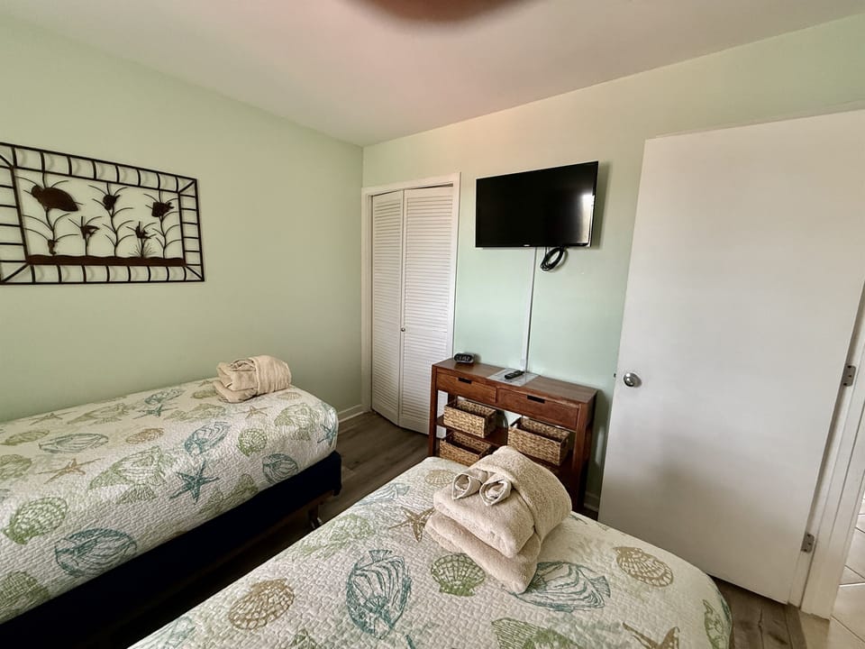 Guest Room w/Two Twin Beds & TV