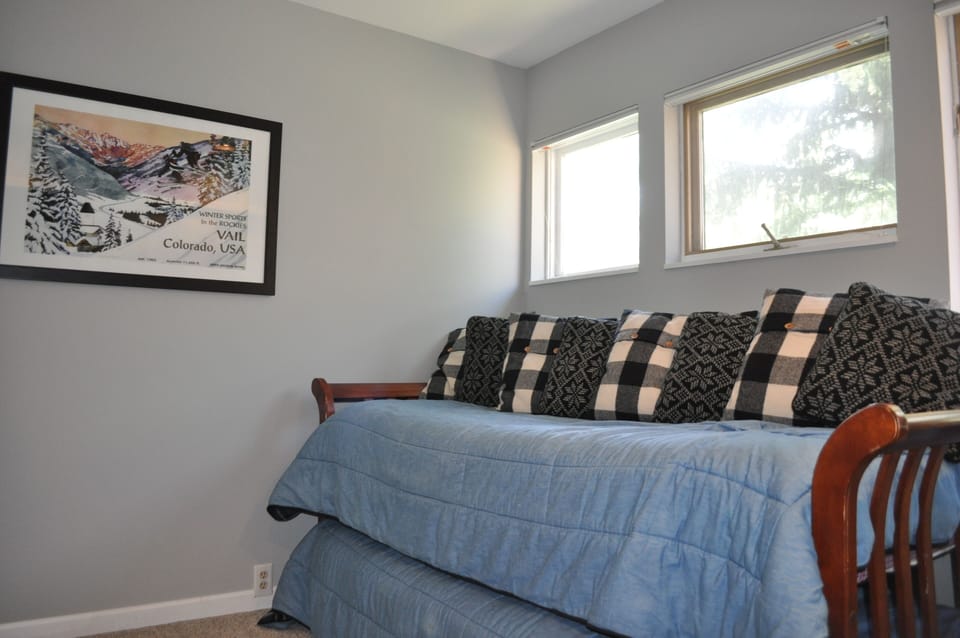 3rd bedroom (with trundle bed)