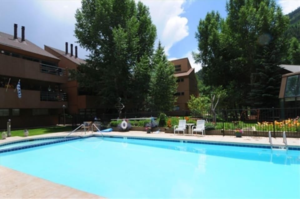 Pitkin Creek pool and hottub