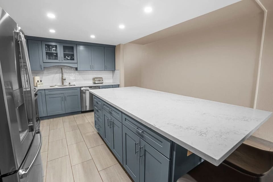 Kitchen with large island