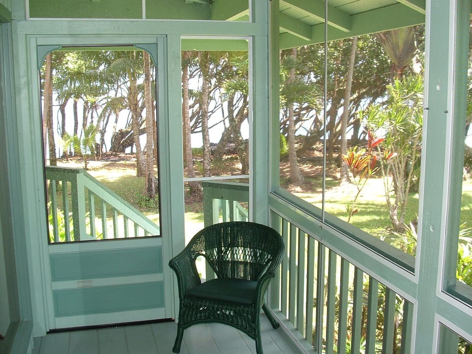 Side Lanai.