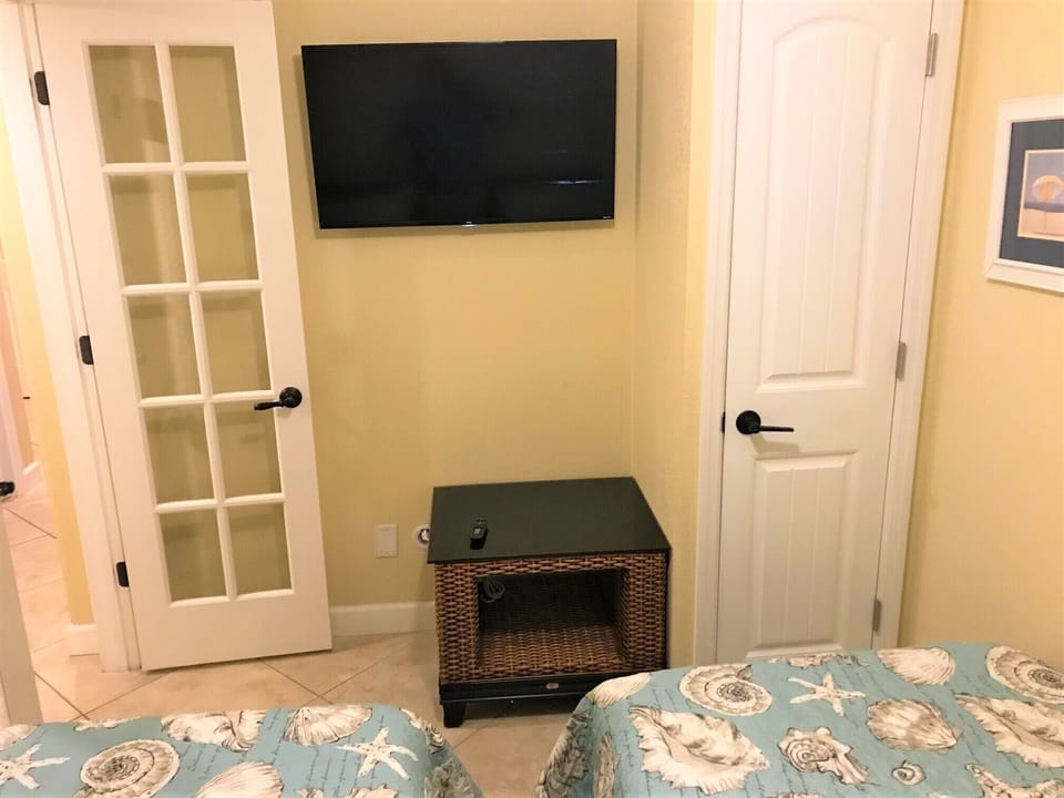 3rd bedroom - two new twin beds, 40" TV with cable and Netflix 