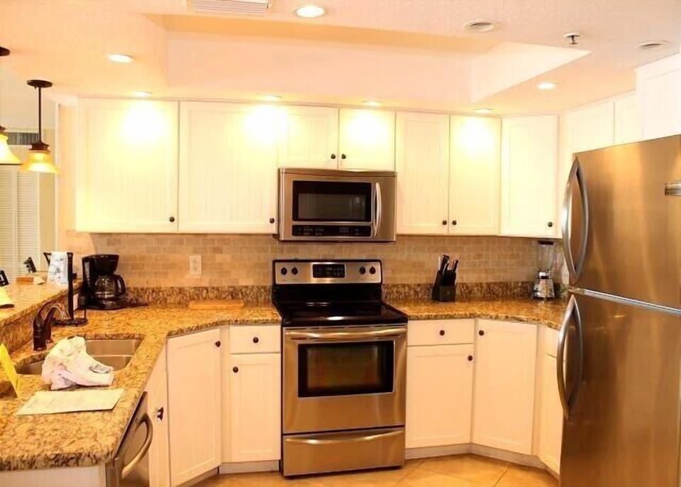 Brand new open kitchen, granite, stainless appliances, fully equipped!