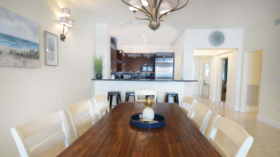 Dining Area & Breakfast Bar